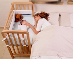 Придвинуть кроватку ребенка вплотную к кровати родителей